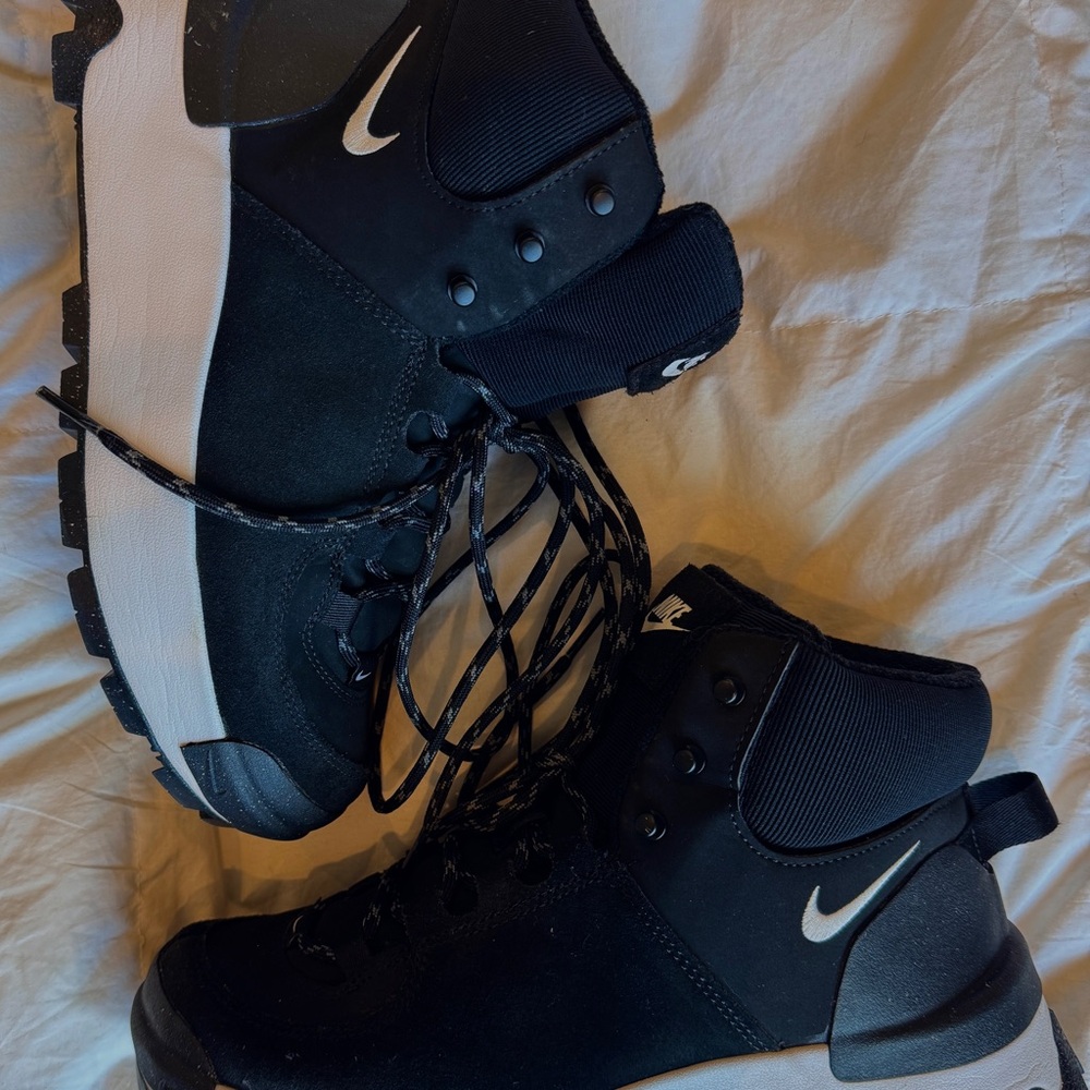 Nike Womens Hiking/Casual Sneakers Black and White Size 7.5